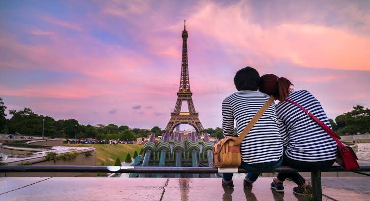 Скучаю по парижу. Туристы во Франции. Туристы в Париже. Эйфелева башня туристы. Путешествие во Францию.