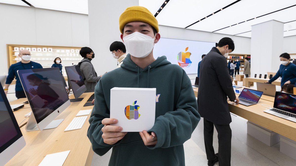 Tim Cook tweet media