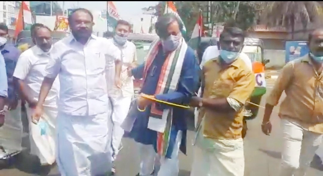 sanjida_iqbal's tweet photo. @ShashiTharoor @INTUCnational @ShashiTharoor best-loved MP is greeted everywhere by rock star style acclaim.He is INC, India's future #SuperHeroMP💕 Guruji, good, you're doing superb job for Your People....🙏♥️🙏 https://t.co/4x0OPftSPH