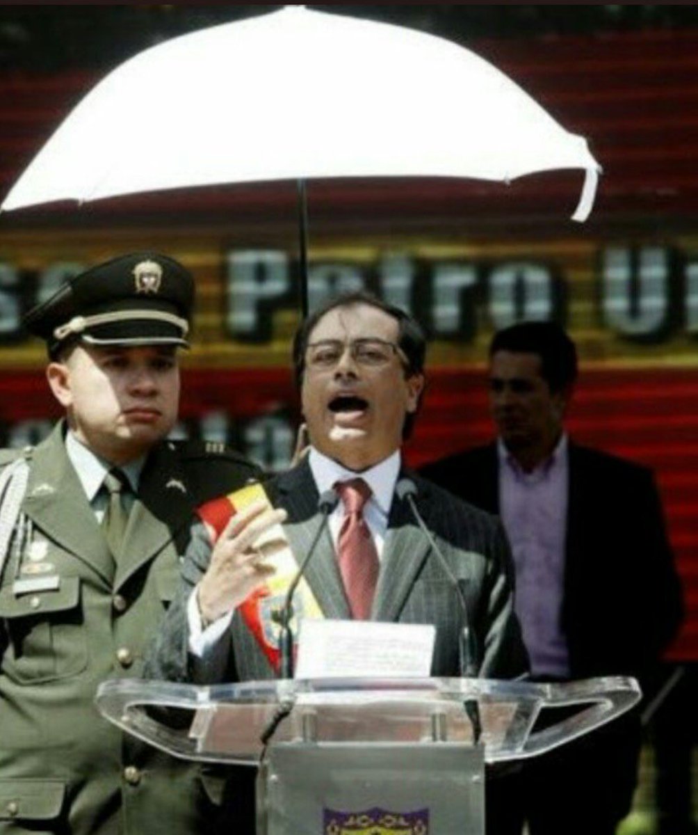 EmelRojasC's tweet photo. Dice @GustavoBolivar: “Respeten a las militares. Paguen empleadas del servicio de sus bolsillos para estas cosas.  Esto es humillante.”

Sin embargo, el Petrismo no ha sido ajeno a estas pésimas prácticas, no tienen autoridad moral para reclamar lo que ellos mismos han hecho. https://t.co/iEKQT21tDR