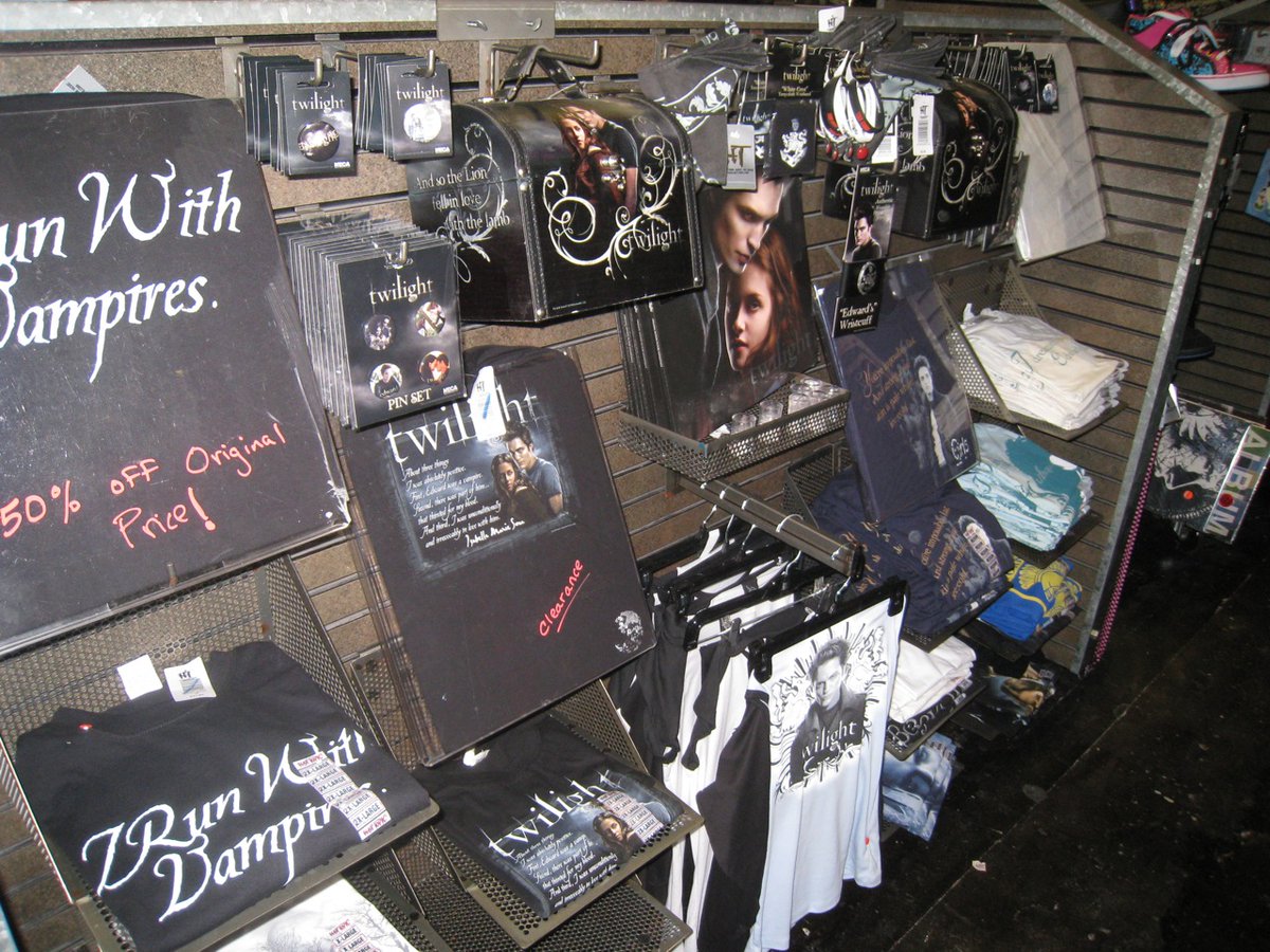 twilightreborn's tweet photo. take me back to this twilight era https://t.co/i8sYQ0wRie