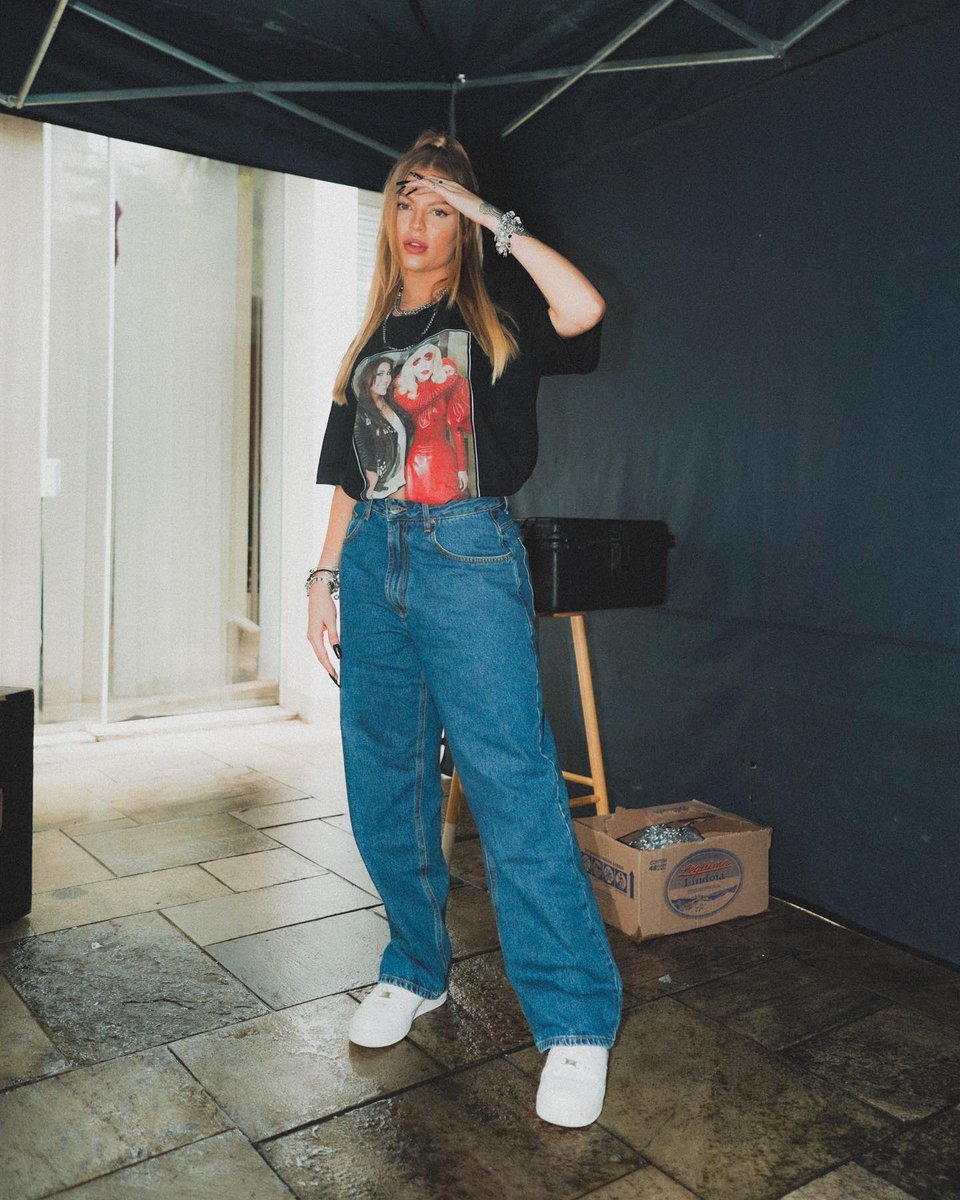 Calça jeans: a peça mais versátil de todos os tempos continua se reinventando