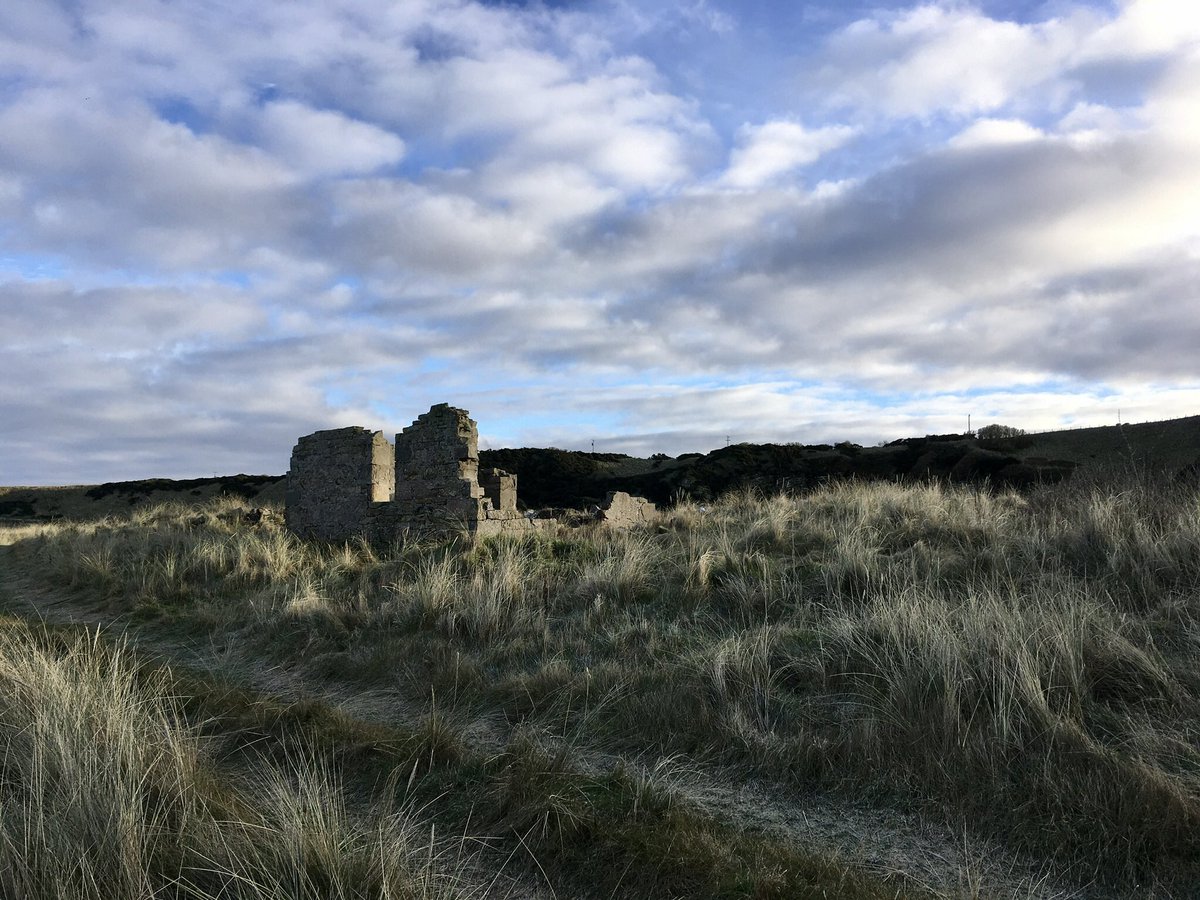 mudarrisa's tweet photo. Today’s walk from Covesea lighthouse with the lovely architectural chimneys on the accommodation houses to the old ruined fishing station near Covesea Village. #lighthouse #architecture #covesea #moray #scotland #fishing #heritage #OSmark https://t.co/kNDDYC26hM