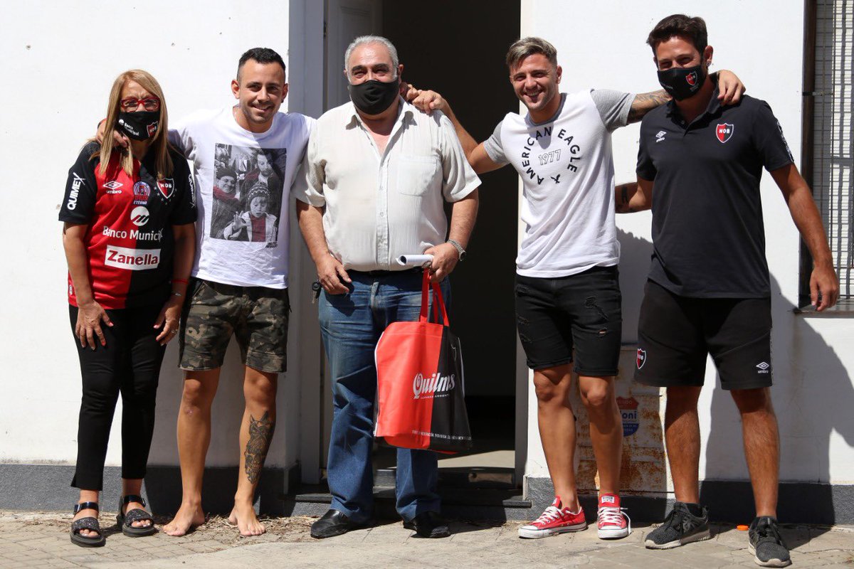 Newells's tweet photo. Distanciados pero unidos 🤜🏼🤛🏼

🚗 Continúan las visitas a nuestros asociados de mayor edad.

Si queres recibir al club en tu domicilio, podes inscribirte 📝 https://t.co/XBb3ROG6Ll https://t.co/EH9jMYiaBC