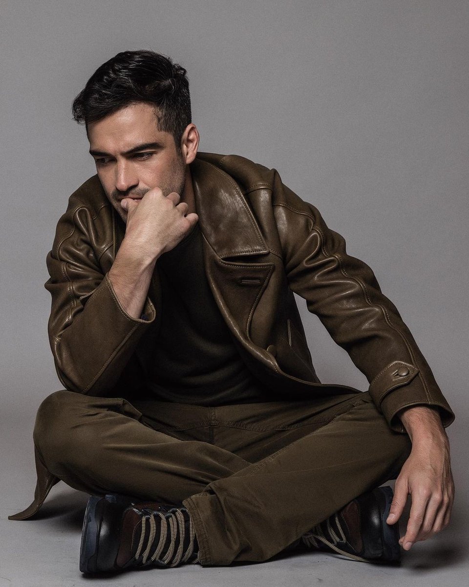 Sonrie_PonchoHD's tweet photo. #HOTguide @ponchohd es un hombre a quien (probablemente) todos en este país conocemos, pero cuyo trabajo nos es urgente redescubrir. Aquellos roles que iniciaran su carrera parecen pertenecer a otra vida, a otro hombre. Una maravillosa línea divide a quien fuera Poncho Herrera.. https://t.co/kSEh7gX3og