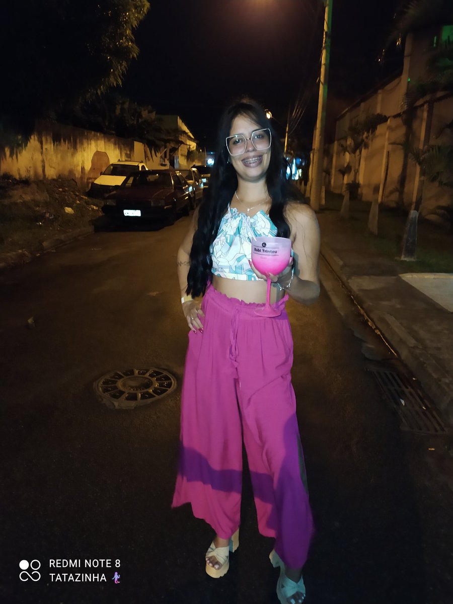 Magrelinhaah's tweet photo. Essa sou eu // essa a minha profissão ! 
   Essa aqui gasta todo o dinheiro , que essa ganha 😂😂😂😂 https://t.co/iH6fWyLKM0