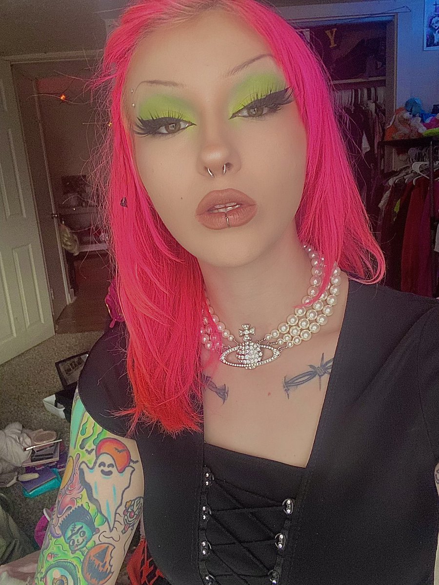 angstygoth's tweet photo. 💸💸💸 https://t.co/HcqMubhZso