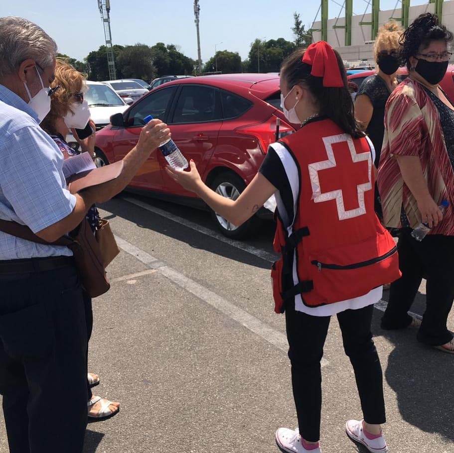 CRA_CBA's tweet photo. ⛑️Nuestro #voluntariado continúa trabajando en la jornada de vacunación 💉 a #mayores de 70 años, colaborando también con la #hidratación y atención #sanitaria en el Centro de Convenciones Córdoba
#CruzRojaSiempreEstá ♥️
#CruzRojaTeCuida ⛑️
#covid_19 
#vᴀᴄᴜɴᴀcᴏᴠɪᴅ19💉 https://t.co/jOD0cK6zNx