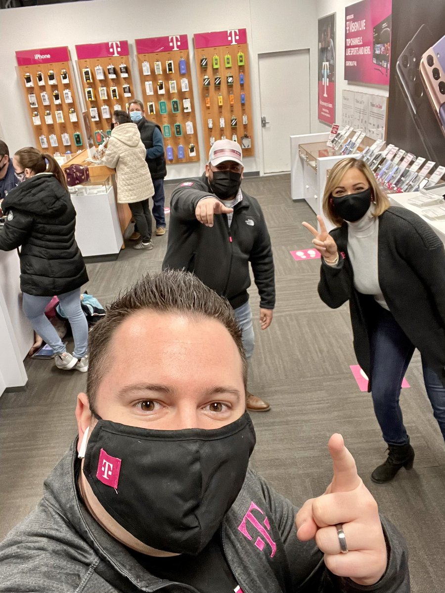 DOrtale1's tweet photo. Another impactful visit with the legend, @mariajimenezz4!! Come check out @TCCCarlosG and @TCCMobile as they #Maximize that #MagentaMagic!! #MagentaMaxIsLife #MOBLife #TPRChicago #HouseOfMJ https://t.co/HpqvD3IxzY