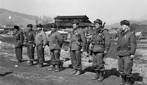 Jackson 国連軍フランス大隊の指揮官は第二次大戦では自由フランス側で戦いフランス 外人部隊に所属していたラルフモンクレール中佐で朝鮮戦争の各地の戦いで活躍したようです 2枚目はマッカーサー将軍と会話するモンクレール中佐