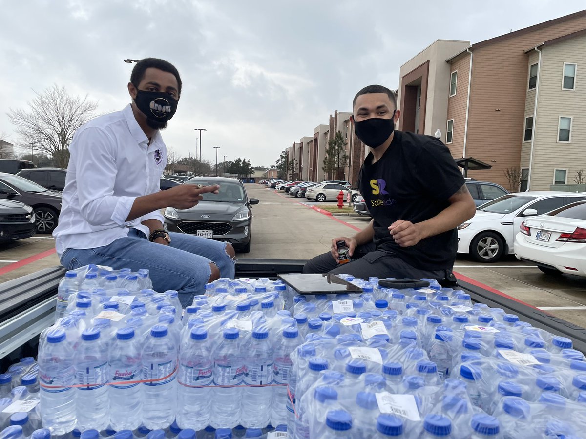 CollegeSafeRide's tweet photo. Our water distribution went great today! Another thanks to @PrairieViewGov @camtjack and @PoeticalWallace for making today possible. A reminder to students that we are here for you! #PVStrong 💜💛 https://t.co/VErFVQjKGX
