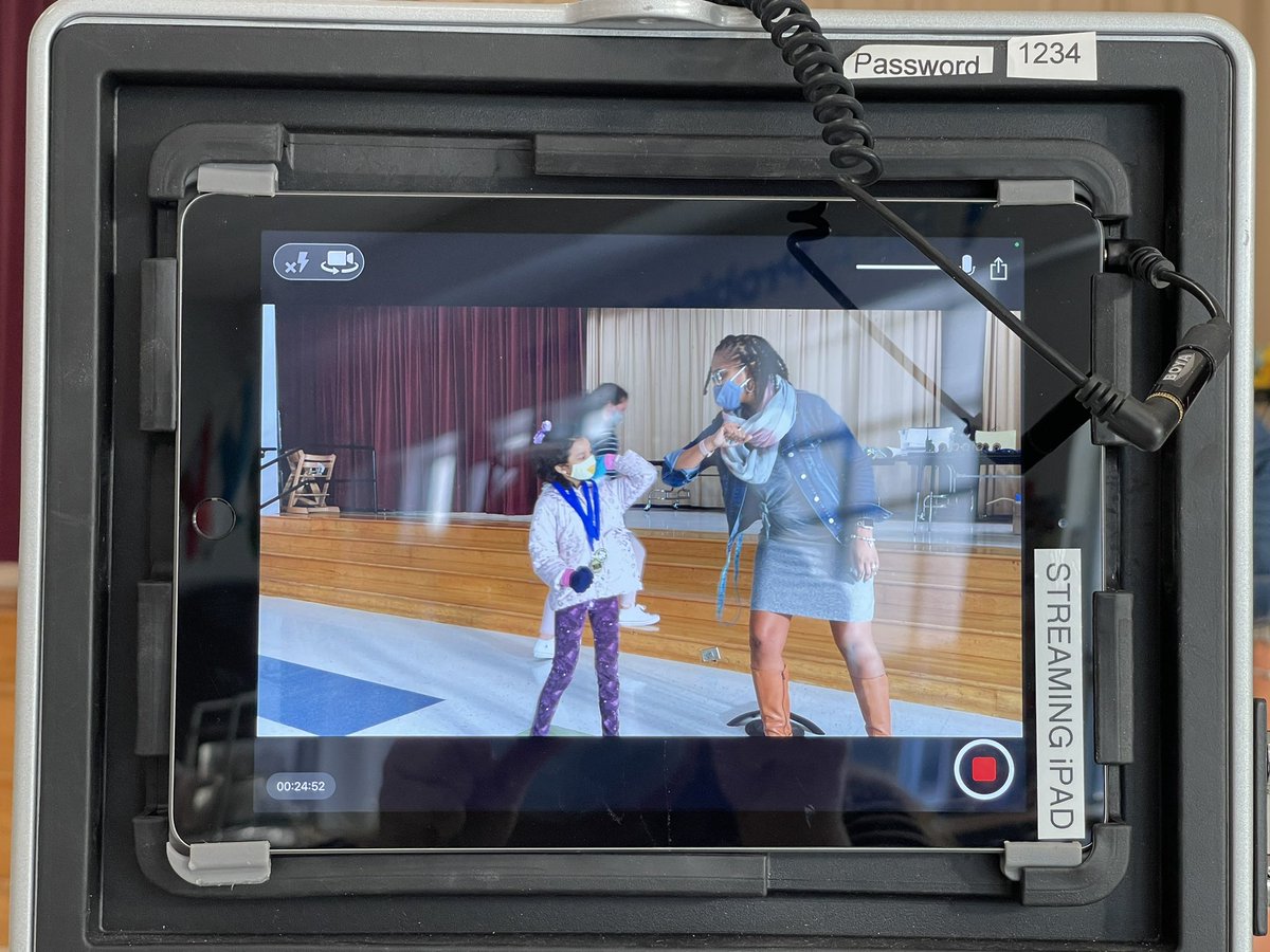 CPHTechnology's tweet image. Lots of live streaming going on at Ocee through @SAFARIMontage!  @OceeElem #spellingbee #ireadychallenges #throughmyeyes