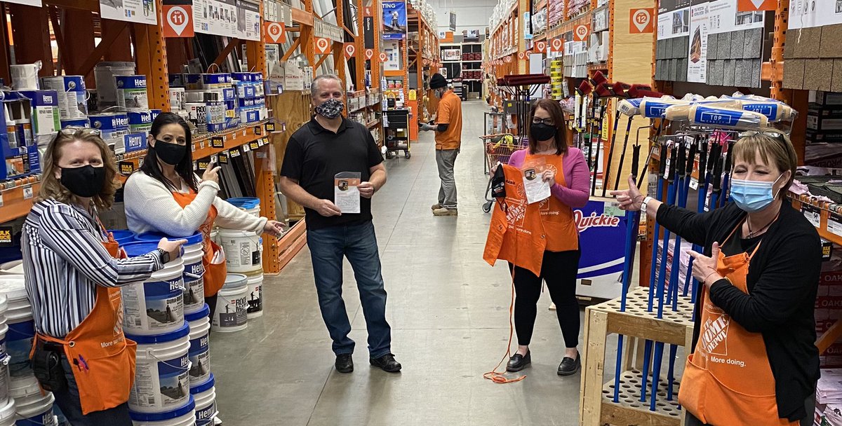 JillWoodPMD's tweet image. Well deserved recognition given out during a store visit with @DNehk , @BarbJPMD and @AaronFooteD130! #D130Driven #401EverRising @jacki_mccord @misjudes @DawnnM4 @BrianDyerthd @TonyTorrez14 @gray_nycole