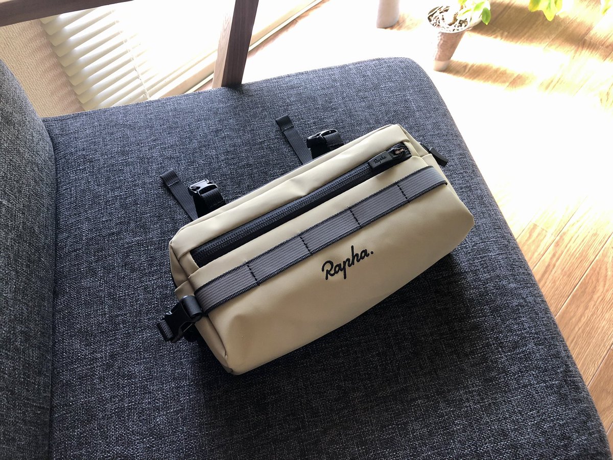 nb_ak's tweet photo. raphaのハンドルバーバッグ。
ロードバイク用品だけどCT125用に🏍
色はバッチリでしょ！
ハンドルブレース付けてそこに巻きつけ予定😊
#BARBAG #RAPHA #マットフレスコブラウン #CT125 #ハンターカブ https://t.co/srMj3sBeNc