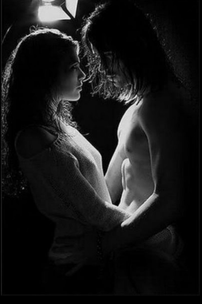 Мужчина и женщина страсть. Страстная любовь. Страстно любящий. Обнимает девушку. Красивые объятия.