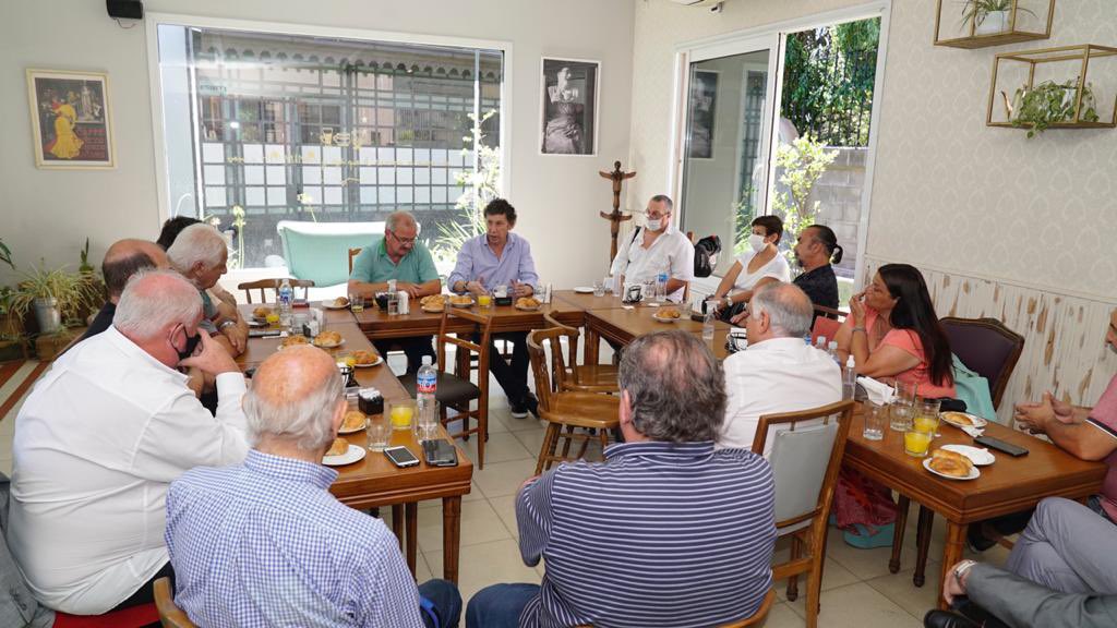 waltercarusso's tweet image. Visitamos Morón con @gustavoposse Nos reunimos en el Colegio de Abogados con sus autoridades. Conversamos con empresarios y comerciantes. Visitamos el comité acompañando a Roque Sabatella, cand a presidente de la lista 14-114. #cambio #distinto #renovacion #possepresidente #ucr