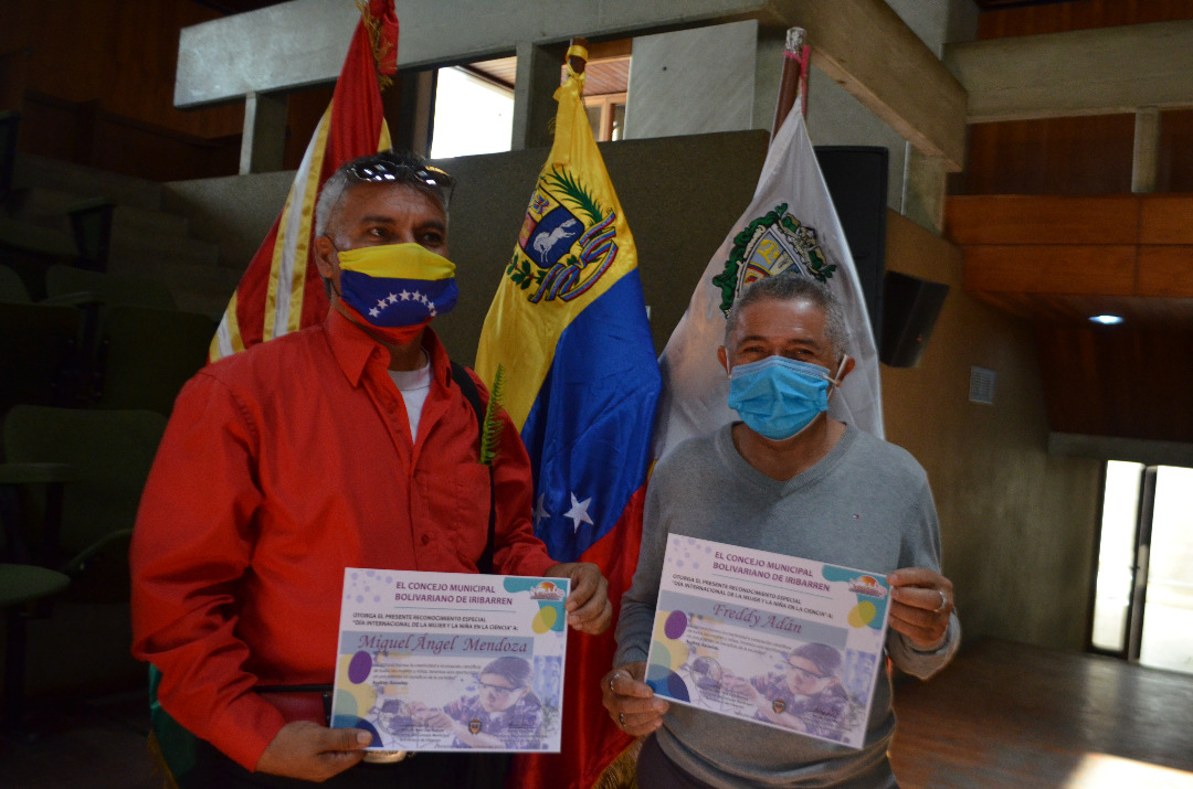 Mincyt_VE's tweet photo. Lara brindó un emotivo homenaje a brigadistas de la Cayapa Heroica que reparan, con su ingenio y su saber, equipos vitales en hospitales. 

El grupo de tecnólogos/as ha marcado la historia de la ciencia en Venezuela, un país que enfrenta la pandemia en medio del bloqueo imperial. https://t.co/9i0KMS1sP2