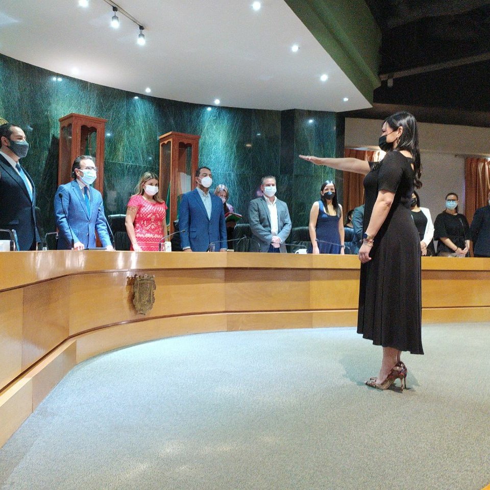 DeObaldiaG's tweet photo. Este día, durante sesión del Pleno del Ayuntamiento, he recibido una de las responsabilidades más grandes de mi carrera profesional y de mi vida. 

He sido designada como Alcaldesa Interina del Municipio de Zapopan, tras la solicitud de licencia de @PabloLemusN. https://t.co/bnZIZE8R05