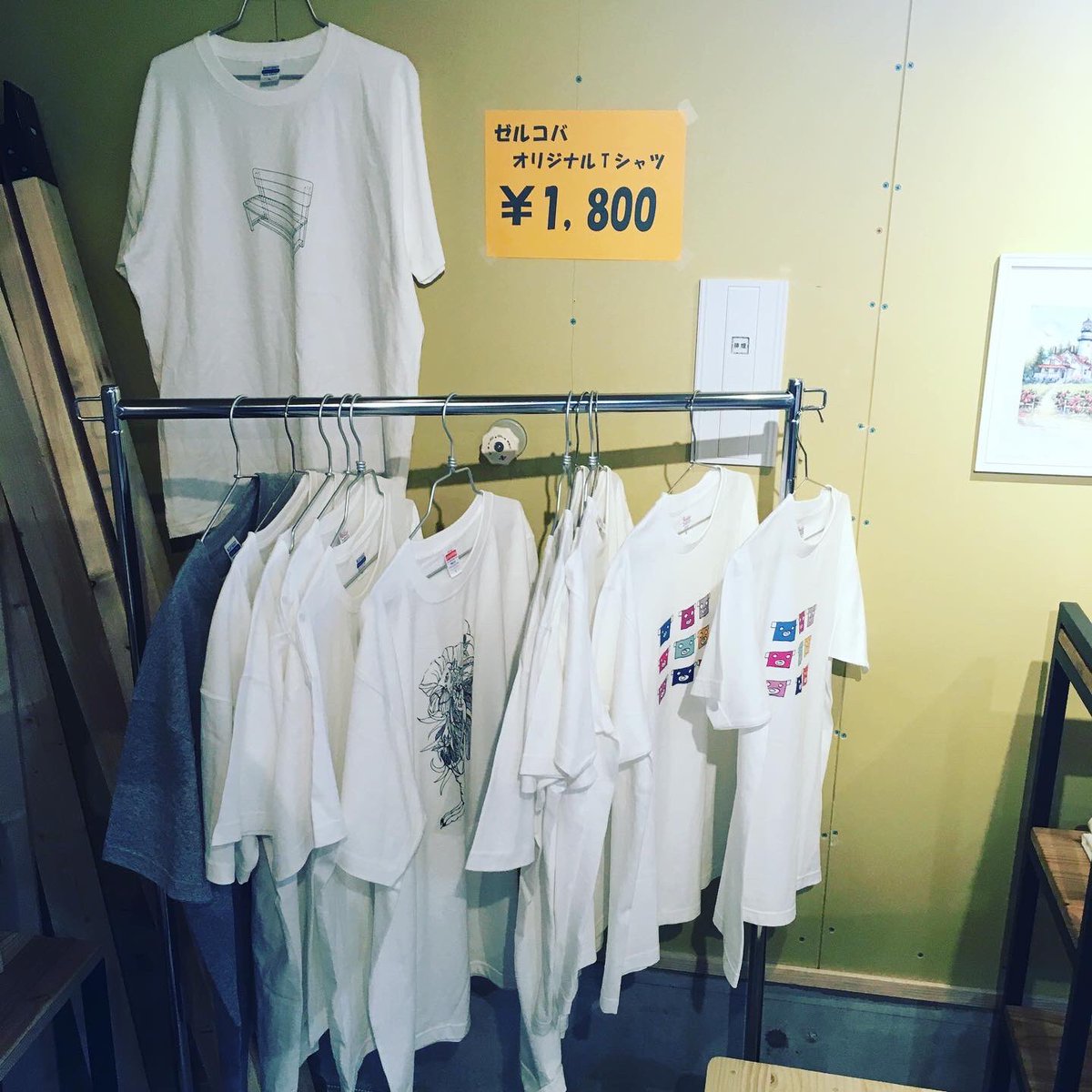 zelkova_craft's tweet photo. ZELKOVA蔵王PATIO店です！
人気カラーの家の形をしたラックとゼルコバオリジナルのTシャツです😊その他にも多数の商品がSALE価格にて販売してます＾＾
#蔵王PATIO
#蔵王　#遠刈田
#手づくり家具　#木工　#雑貨
#おしゃれ　#かわいい https://t.co/CVV39URI4m