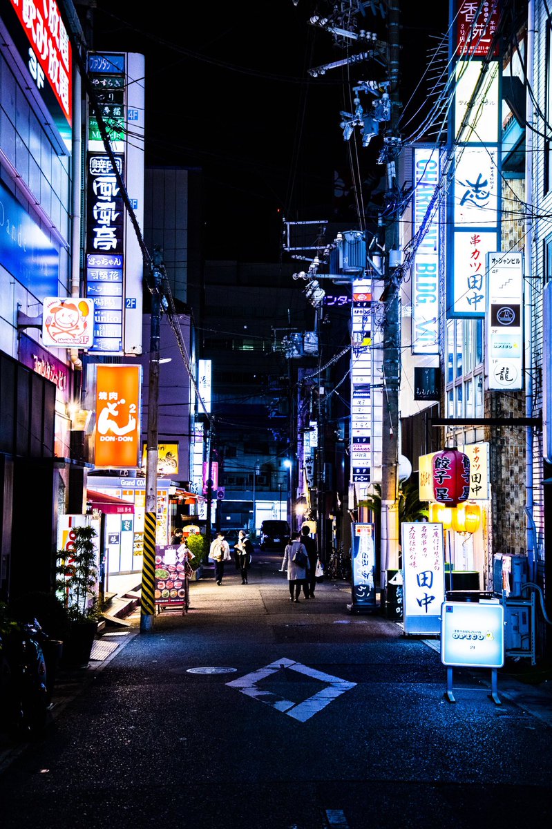 Ryosuke 細い路地に夜のネオン いい雰囲気を勝手に感じる 撮影 写真 夜 夜景 街ブラ カメラ カメラ男子 神戸 三宮 三ノ宮 さんのみや