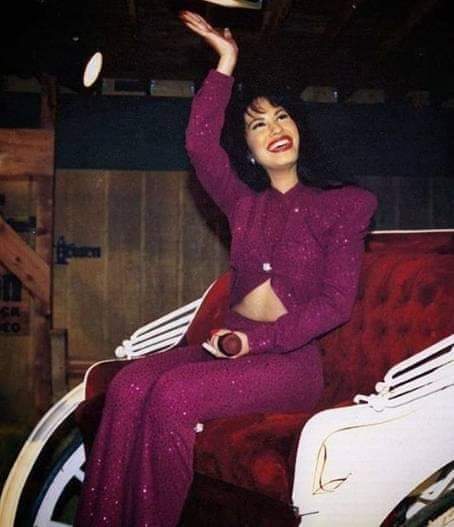 sofiaecomoda's tweet photo. En este perfil, amamos a #SelenaQuintanilla 
¿Cuál es su canción favorita? #SelenaAstrodome26 https://t.co/nLa0c8tnFU