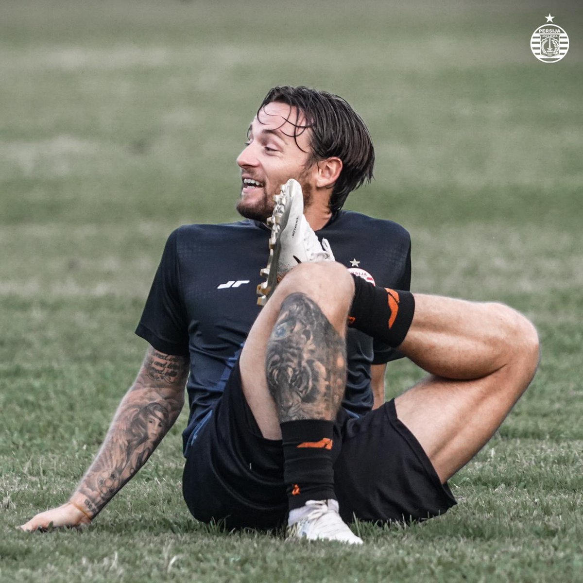 Selamat berakhir pekan, Jak 👆

Sudah makin dekat nih waktu latihan perdana @marcklok10 👀

#BelieveIn12 #PersijaJakarta