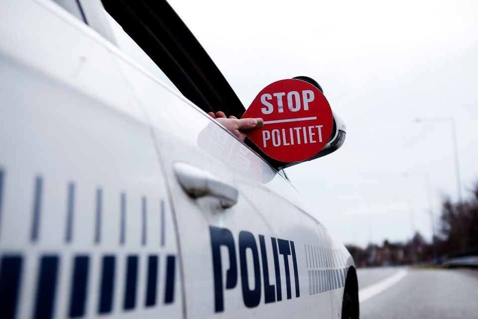 Vi behøver ikke et budget fra Luksusfælden for at fortælle dig, at det er en rigtig dårlig investering at bruge håndholdt mobil, mens du kører bil.
Det koster nemlig – udover en bøde på 1.500 kr. – et klip i kørekortet samt 500 kroner til Offerfonden.
Kør bil, når du kører bil. https://t.co/Wbq2DicIt2