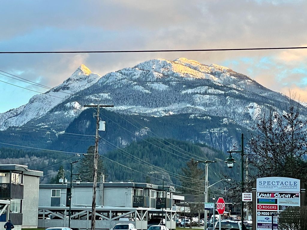 2874Iaff's tweet photo. Not a bad view from the office today 😍
#SquamishFire #mountaintown #sunset https://t.co/OpyAUoh0Uj