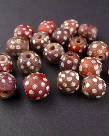 IndigenousBeads's tweet image. I wanna talk about vintage and antique beads! from seed beads to trade beads ✨ what are some questions that you have? I’ll be answering them tomorrow 😊