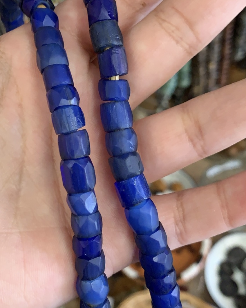 IndigenousBeads's tweet image. I wanna talk about vintage and antique beads! from seed beads to trade beads ✨ what are some questions that you have? I’ll be answering them tomorrow 😊