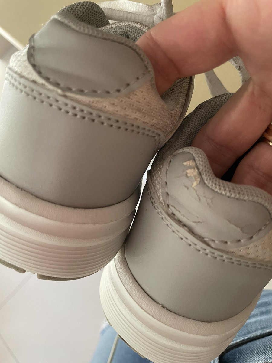 GeorginaLanza's tweet photo. @Kappa_Argentina buenas noches, compre 2 pares de zapatillas escolares, 1 se rompió al Segundo uso en una nena de 4 años. En el local me las mandan a limpiar y que van a tardar un mes en responderme si corresponde el reclamo. Como me pareció tan gracioso el chiste, lo comparto. https://t.co/7F6Sgeyl8U