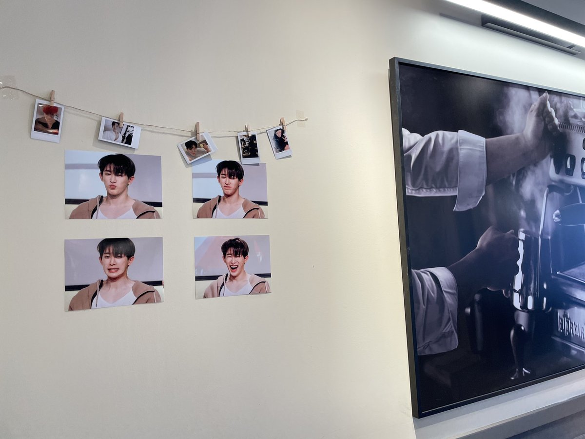 minorleaguedori's tweet photo. #happyhohoday

청담 이디야 위치가 너무 좋아서 들를 수 밖에 없네요!!! 
우선 입구에서 원호가 너무 귀여워서 터졌어요 ㅋㅋㅋㅋ맨즈헬스 원호 사진 보고 기절했구요...
여기 직원분들도 친절하시고 이디야라 맛+가격 보장에 머글들에게 홍보도 되어서 좋아요. https://t.co/9zX0YAs86I