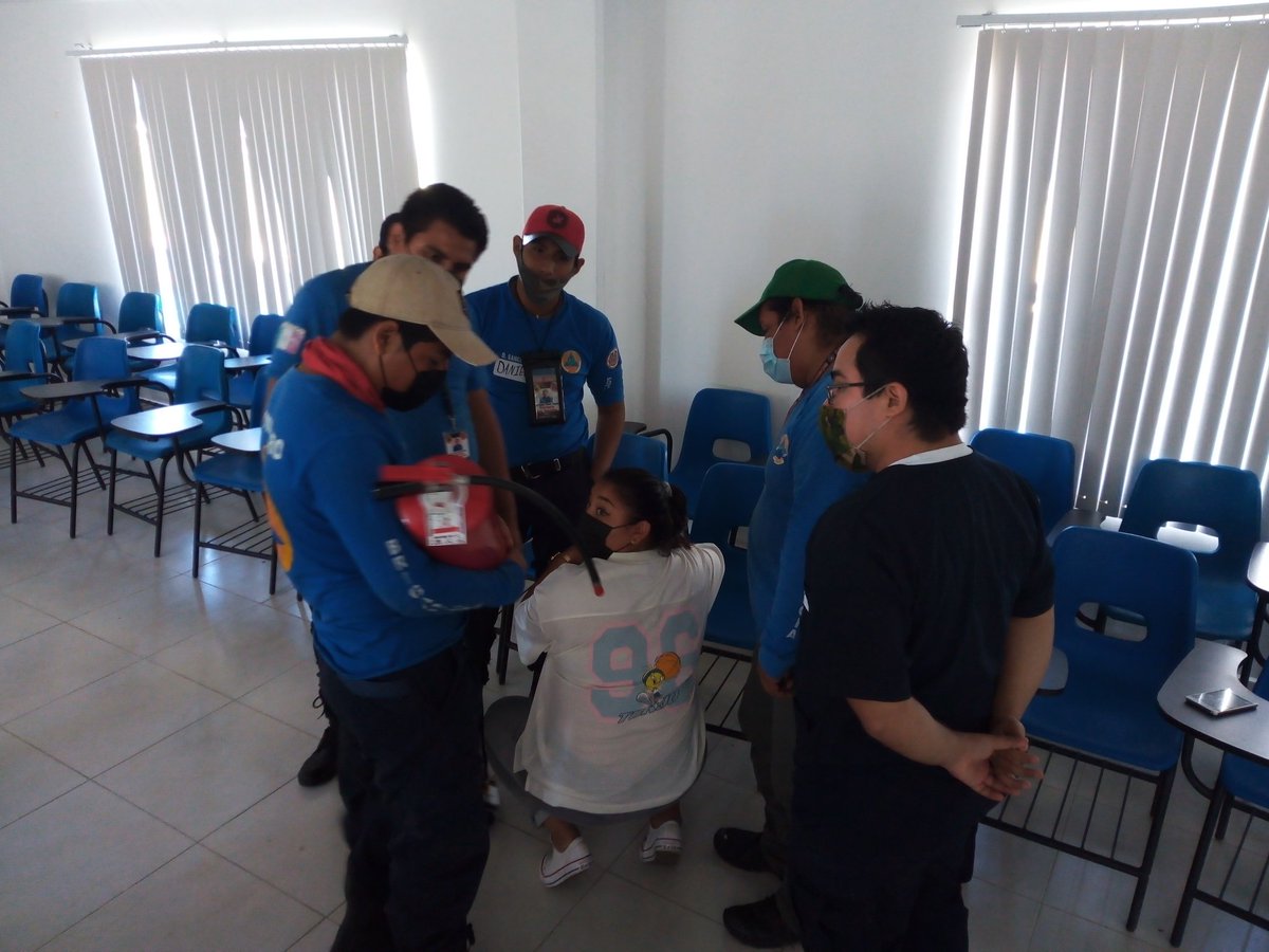 CentroCPCM's tweet photo. El día de hoy se tomó el curso de manejo de extintores y primeros auxilios básicos, impartidos por el personal de @ProcivilTabasco.
@EvaristoHdzCruz 
@OficialCentro 
@JARGPC https://t.co/KYW0YJooky
