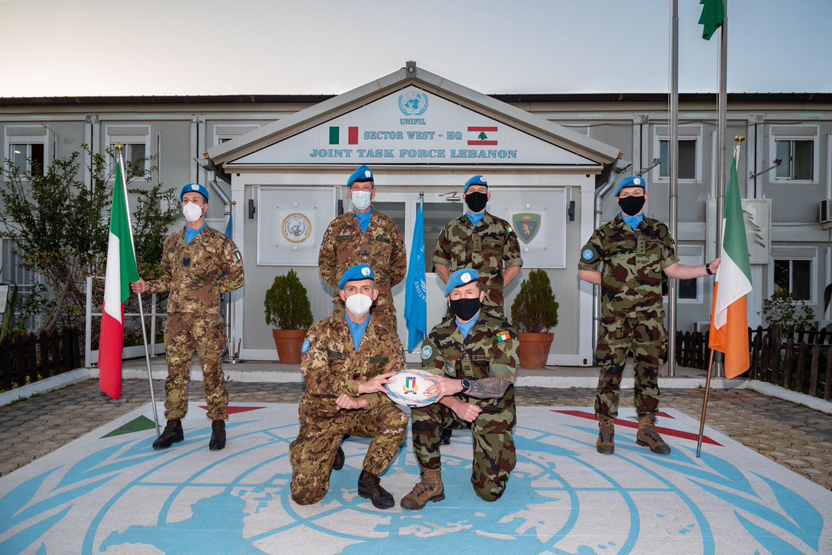 SM_Difesa's tweet photo. Lo sport unisce i vertici del Sector West della missione #UNIFIL in #Libano
 
#27febbraio #Roma @SeiNazioniRugby 
Italia 🇮🇹 vs 🇮🇪 Irlanda 

#ForzeArmate #UnaForzaperilPaese
#IREvITA #SixNations
@defenceforces @SixNationsRugby https://t.co/reFyHcKlVu