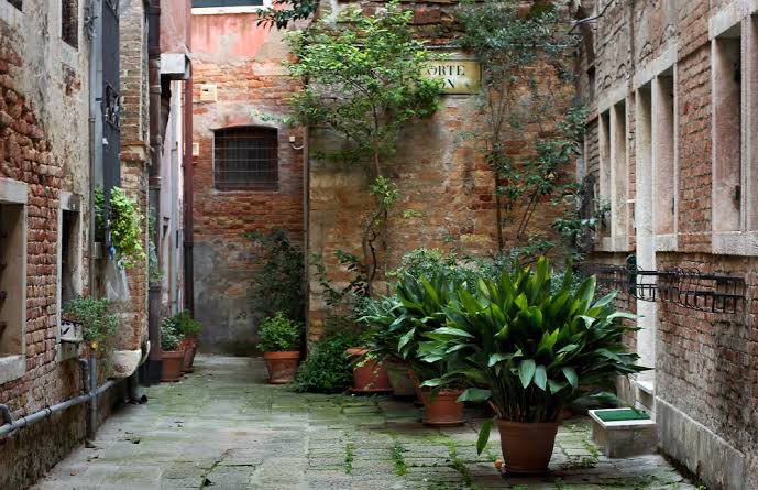 The wells even left a lasting imprint on the city itself: the many small open spaces needed to keep Venice with fresh water meant that the city became for more "open" compared to other contemporary Italian cities such as Bologna or Florence, whom could afford to build tighter.