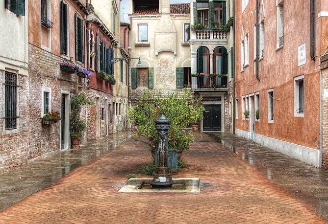 The wells even left a lasting imprint on the city itself: the many small open spaces needed to keep Venice with fresh water meant that the city became for more "open" compared to other contemporary Italian cities such as Bologna or Florence, whom could afford to build tighter.