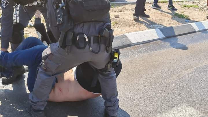 In protest against the Israeli police brutality against Palestinian demonstrators in occupied Umm al-Fahm city yesterday, Palestinian officials call on civilians to perform a mass Friday prayers at the city's entrance next week.

#Photos of yesterday's police violence.