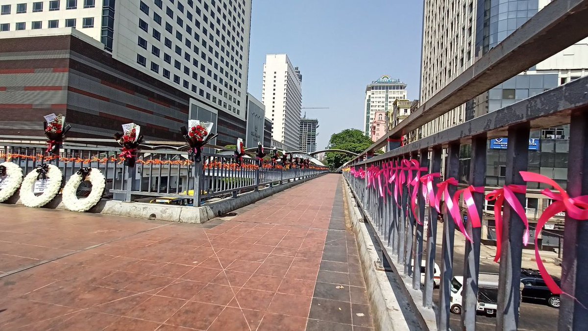Myanmar_Now_Eng's tweet photo. People placed memorial wreaths, flowers and ribbons for those who were killed during the anti-coup protests, at Sule in Yangon on Saturday. #WhatsHappeningInMyanmar https://t.co/7qWRpFOoGg