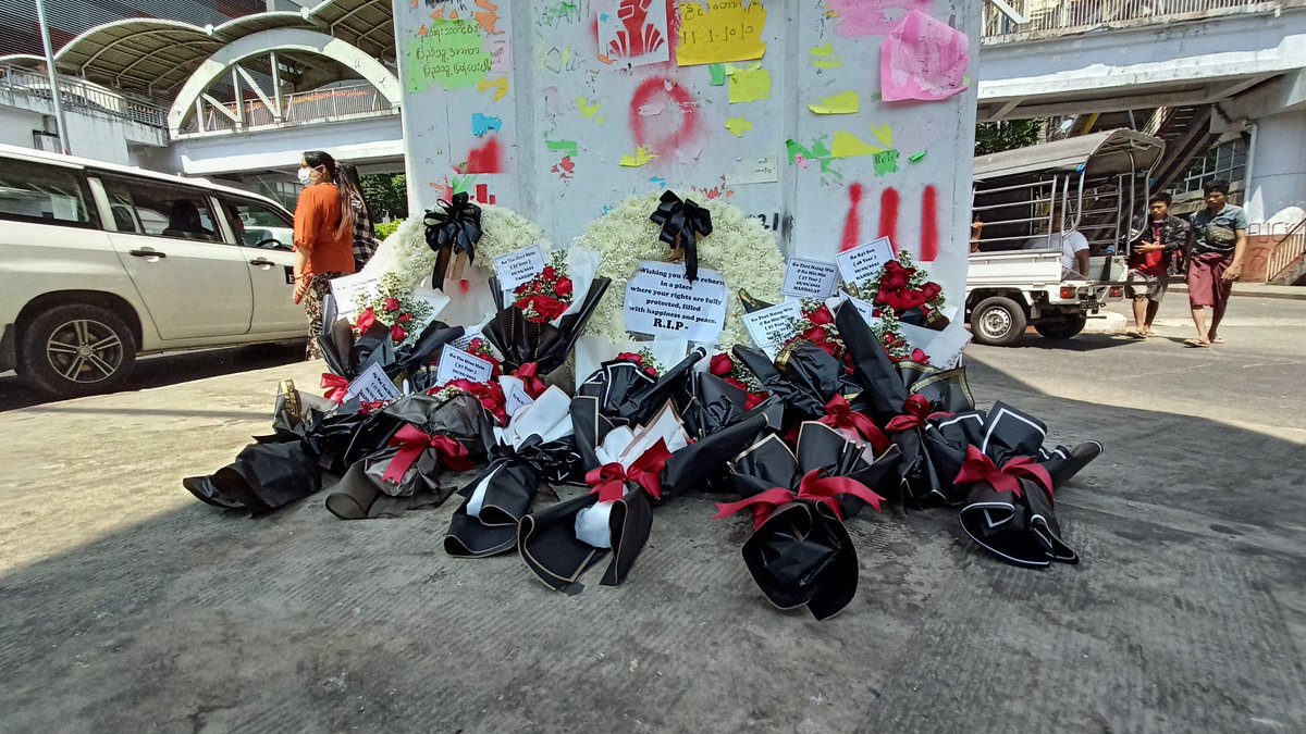 Myanmar_Now_Eng's tweet photo. People placed memorial wreaths, flowers and ribbons for those who were killed during the anti-coup protests, at Sule in Yangon on Saturday. #WhatsHappeningInMyanmar https://t.co/7qWRpFOoGg