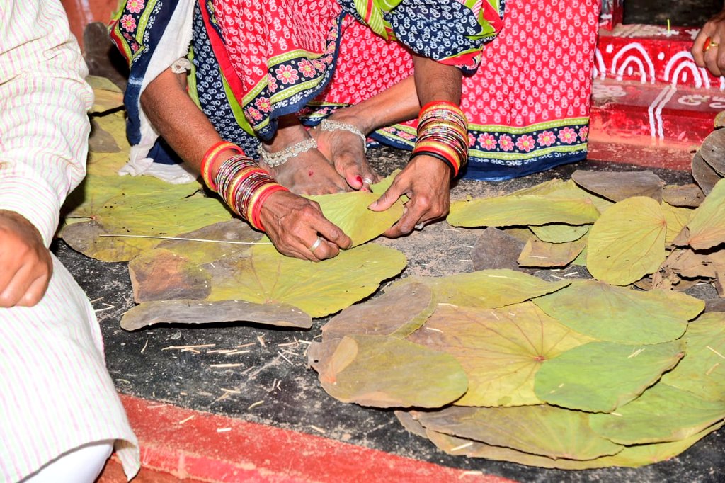 पुरी में चिलिका विधानसभा की बउलाबंध पंचायत में रहने वाली श्रीमती जानकी नायक जी हाथों से साल के पत्तों से थाली बनाती हैं। #VocalForLocal के अंतर्गत मेरी आप सबसे प्रार्थना है कि कोई भी कार्यक्रम हो तो प्लस्टिक की जगह ऐसी ही थाली का प्रयोग करें।