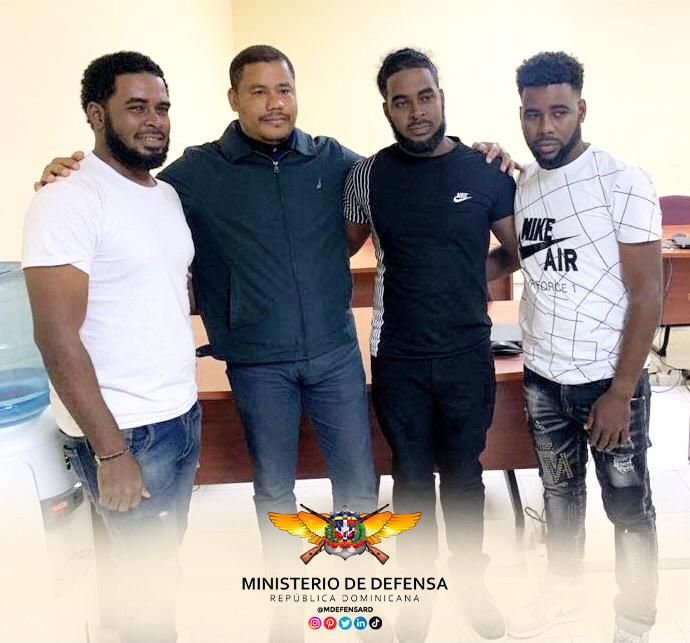 MDefensaRD's tweet photo. El Ministerio de Defensa informa que, El Teniente Coronel del Ejército Robinson Quezada Martínez, en representación de la Embajada Dominicana en Haití, se encuentra en compañía de los 3 hermanos dominicanos, https://t.co/OMqWsDurDq