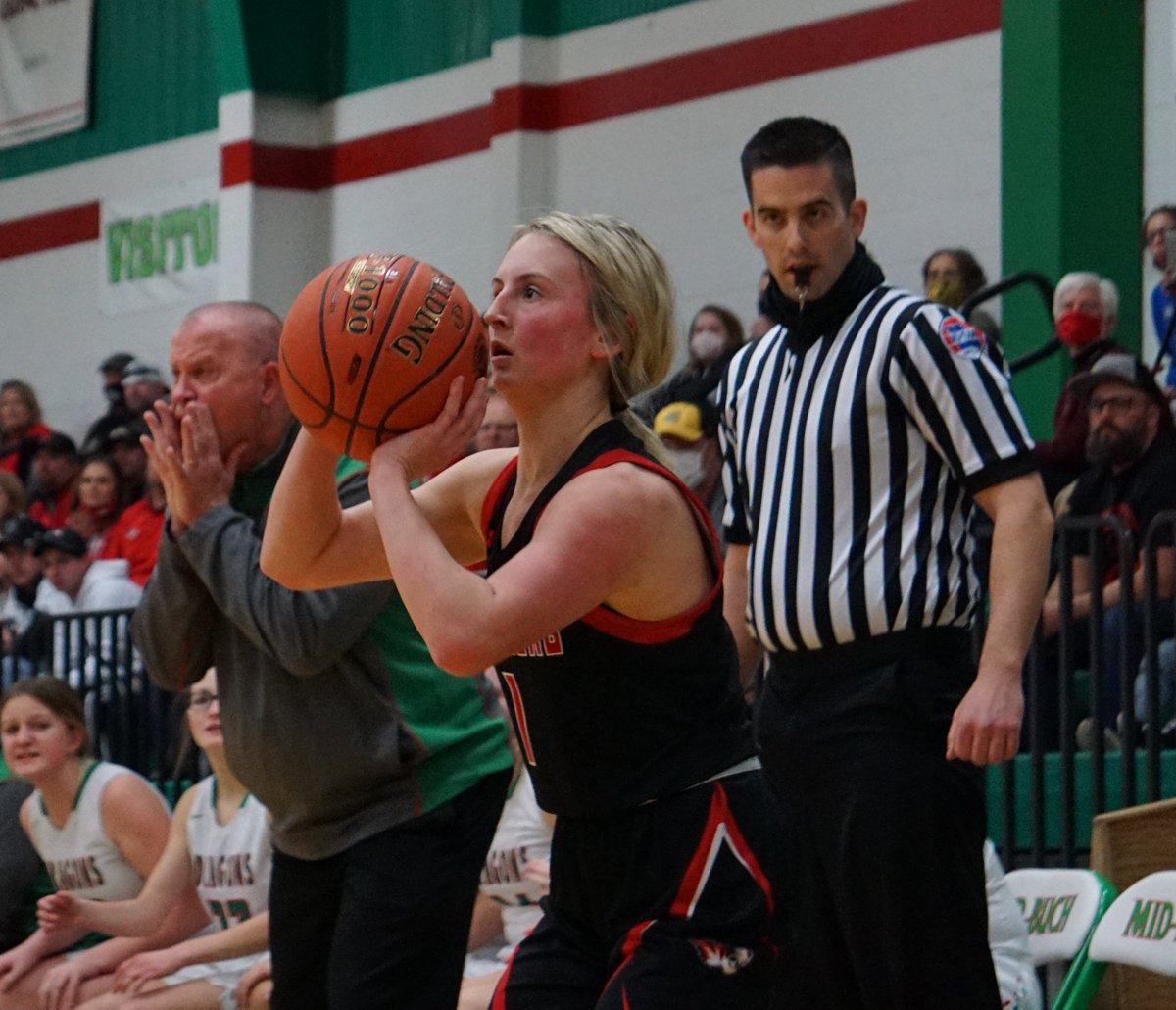 TommyMWSU's tweet photo. .@PlattsburgHS GBB coach Chris Hodge's dad Randy never missed a Tiger game.

Due to COVID-19 complications, Randy missed all but 2 games this year.

Plattsburg is 2-0 with Randy back, including a district title win over Mid-Buchanan Friday.

Recap:
https://t.co/cCeDbXvCDJ https://t.co/vweBXT0Cwq