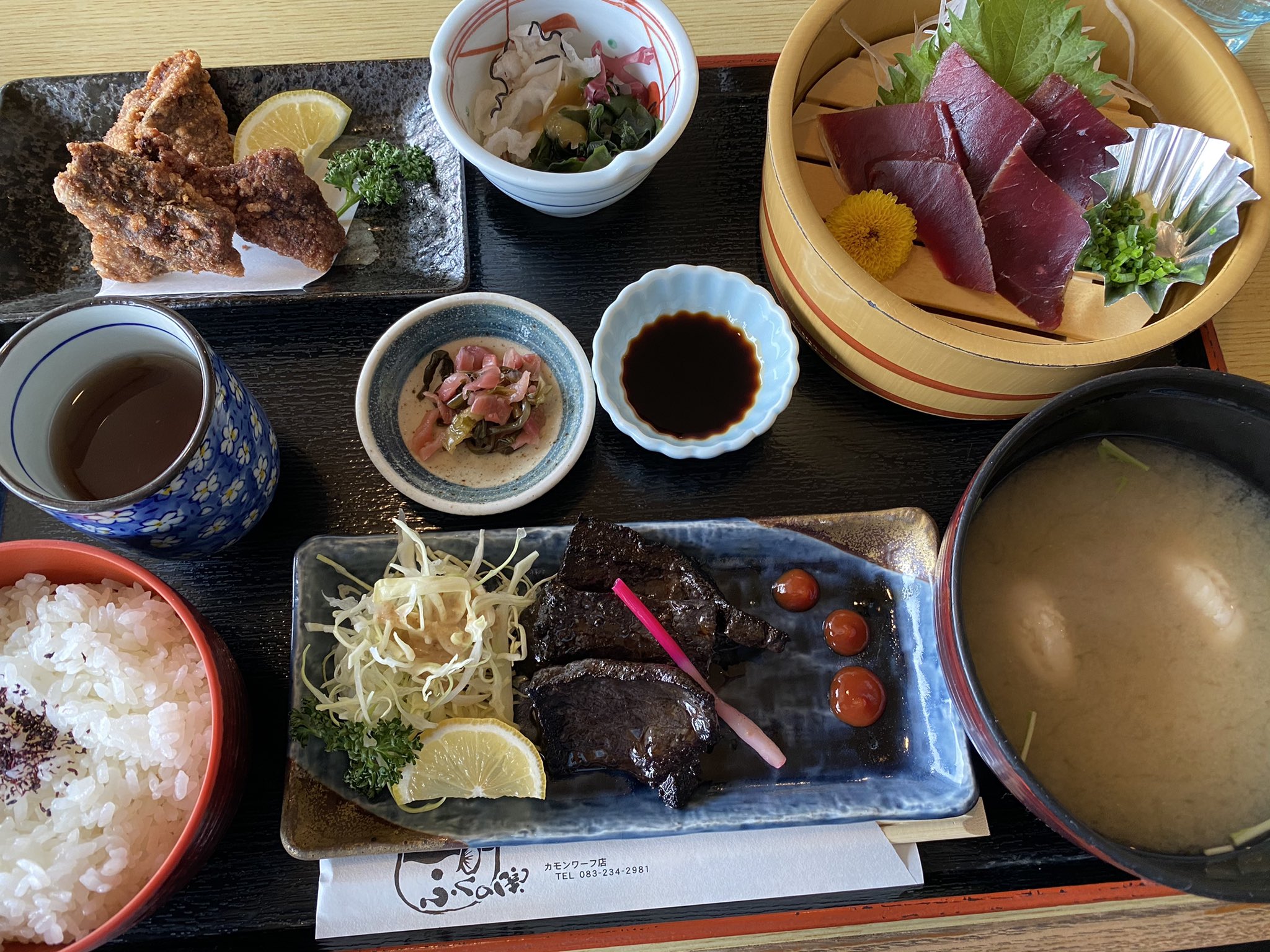 どさけん さらに ぶちうまくじらフェア 応援ツイート 下関市カモンワーフ 海鮮市場 ふくの関 さん どさけんはオススメ の鯨定食を頂きました 赤身刺しにおばいけ 竜田揚げにステーキが堪能出来ました 下関らしく汁がふぐ汁なのも嬉しい 梅肉で