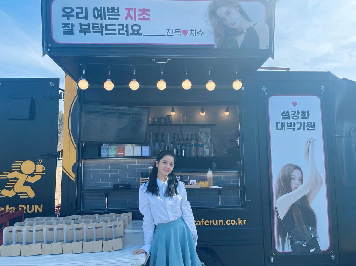 blackpinkbabo's tweet photo. Jennie sent Jisoo a coffee truck 🥺 

Jennie: “Please take care of our pretty Jicho~ Jendeuk 🤍 Jicho”

Jisoo: “Youngcho’s new nickname Jendeukie made for her... Thanks and I love you @.jennierubyjane 🤍 #Snowdrop #Youngcho #Jicho” https://t.co/x3kx9cHEqb