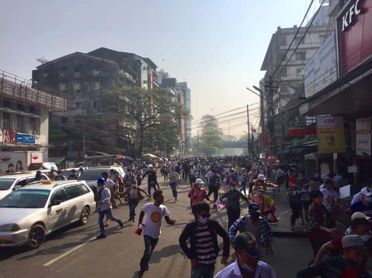 Veronic44990987's tweet photo. Junta use large armed force today at Yangon,Mandalay,Myeik,Dawei &amp; Monywa. Total Hundreds of protestors are being arrested. Rubber bullets and tear gas r used.
CRPH ASSEMBLE
@poppymcp @RapporteurUn @freya_cole @KenRoth @hrw @freakingcat 
#Feb27Coup
#WhatsHappeningInMyanmar https://t.co/cSdPjNozDM