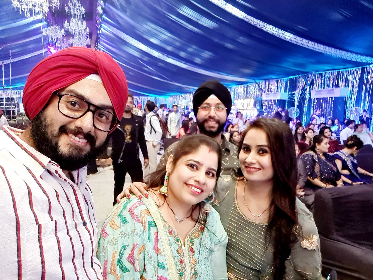Stage was set to fire almost, With one and only #MannatNoor Punjabi Singer 
Laung Laachi 😎
#Raipur was Punjab last night 🤘