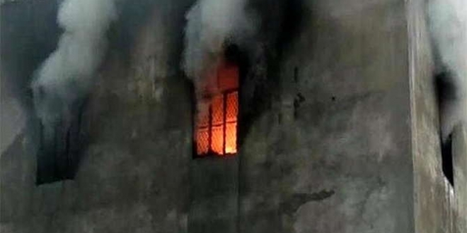 IndiaNews_itv's tweet image. दिल्ली के प्रताप नगर में कपडे की  फैक्टरी में भीषण आग से एक की हुई मौत।  #Delhi #FireBreaks #pratapnagar #Indianewslive
@RanaYashwant1 @ArvindKejriwal @IndiaNews_itv @Inkhabar @DelhiPolice