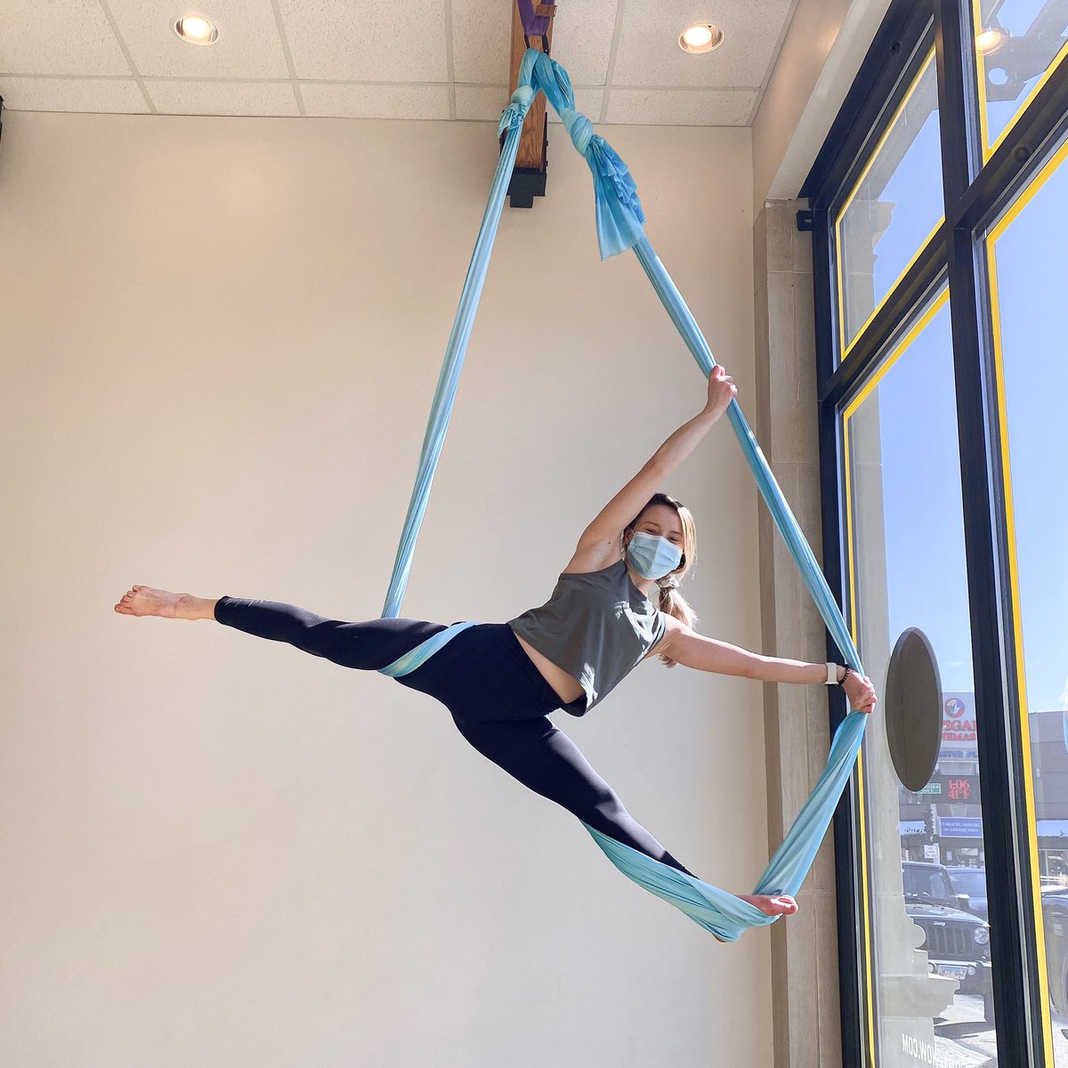 angdelilah's tweet photo. Also, teaching my very first #aerialyoga class next Friday, March 5th, at AIR Fit South Loop, and you should definitely, definitely join me โบ๏ธ๐
#chicago #chicagofitness #aroundchicago #chicagosouthloop #aerialfitness https://t.co/9UIj5PLEpc