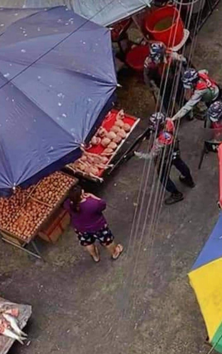 Innocent civilians are being threatened by the Burmese police 😡 
#WhatsHappeninglnMyanmar #MilitaryOrganizedCrimes