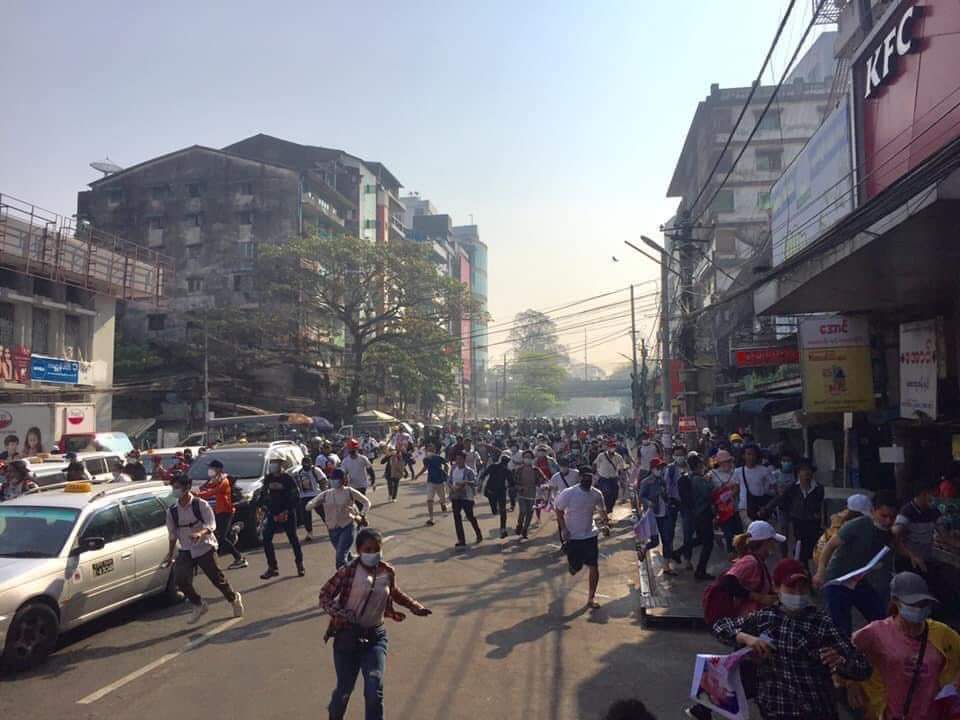 police use tear gas at Hledan Yangon.
CRPH ASSEMBLE
@TostevinM @poppymcp @RapporteurUn @freya_cole @KenRoth @hrw @USEmbassyBurma @freakingcat
#Feb27Coup
#WhatsHappeningInMyanmar https://t.co/BJq4AMij93